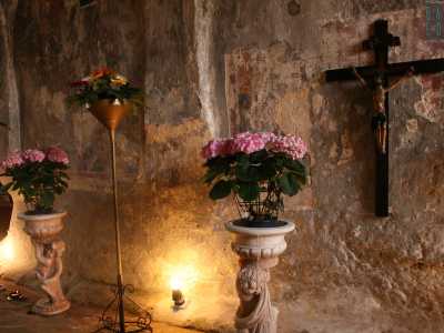 Nella navata destra, che funge anche da corridoio, sono invece presenti numerosi vasi ornamentali ricchi di fiori colorati accanto a un crocifisso in legno